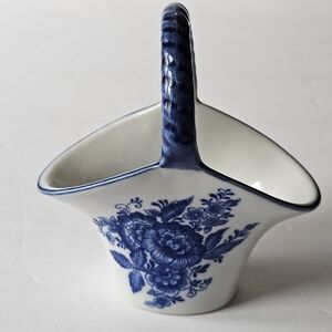 Andrea By Sadek Hand Painted Porcelain Basket Figurine Delft Blue Made Thailand